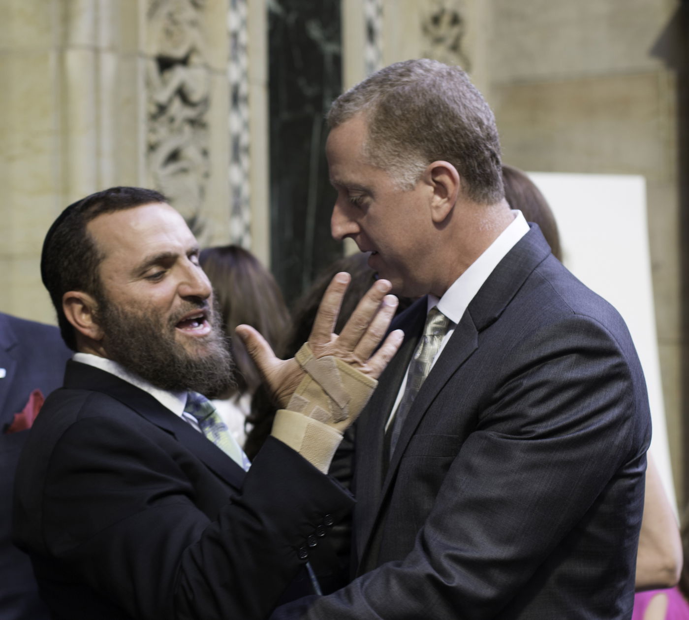 אסטרייכר חיבק את שון פן: "זה האיש שעזר לי לברוח"