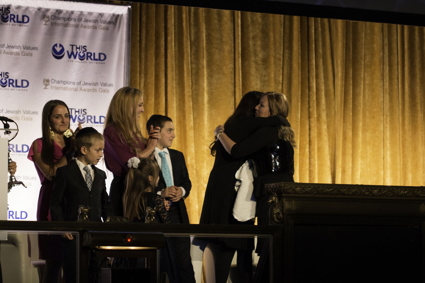 אסטרייכר חיבק את שון פן: "זה האיש שעזר לי לברוח"