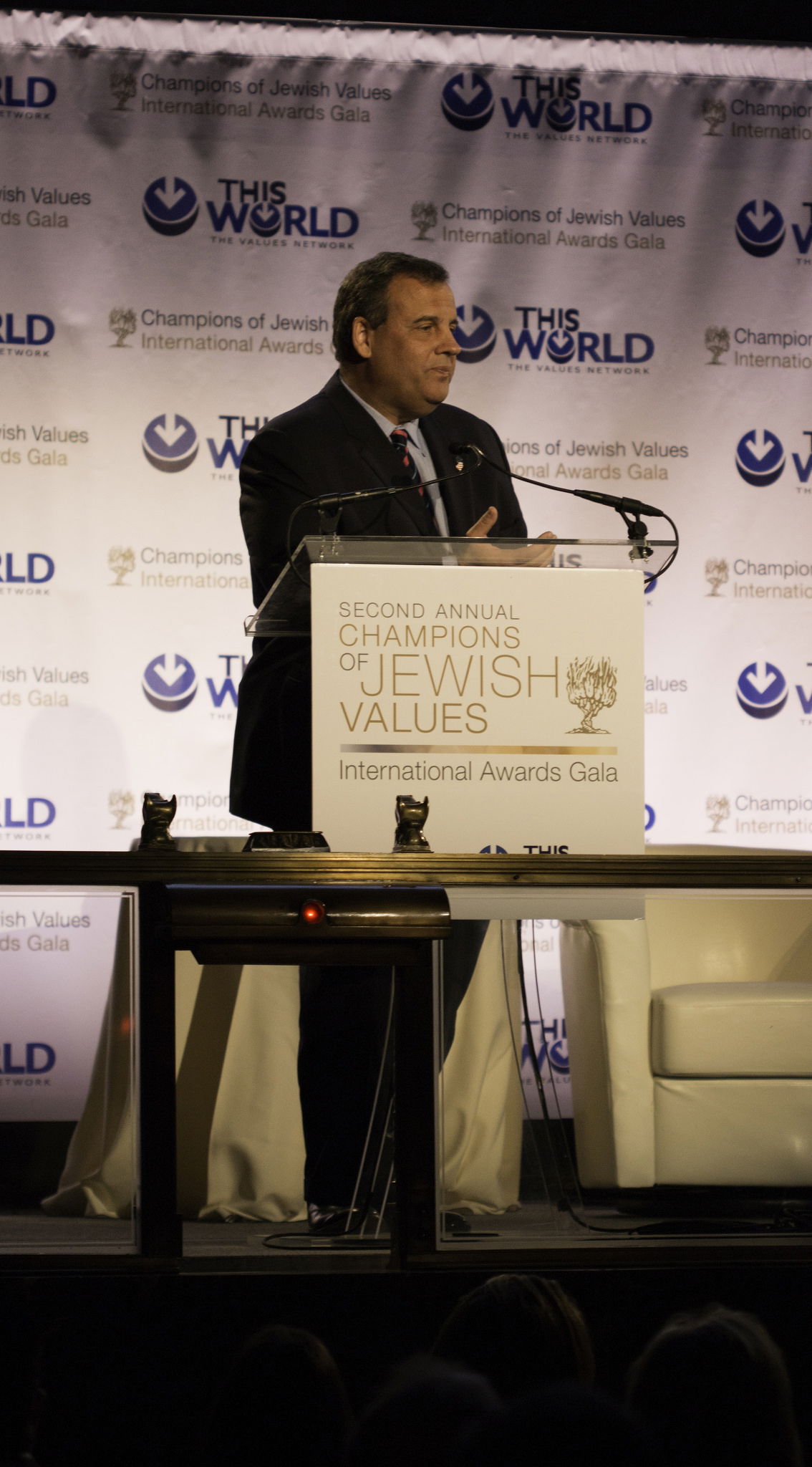 אסטרייכר חיבק את שון פן: "זה האיש שעזר לי לברוח"