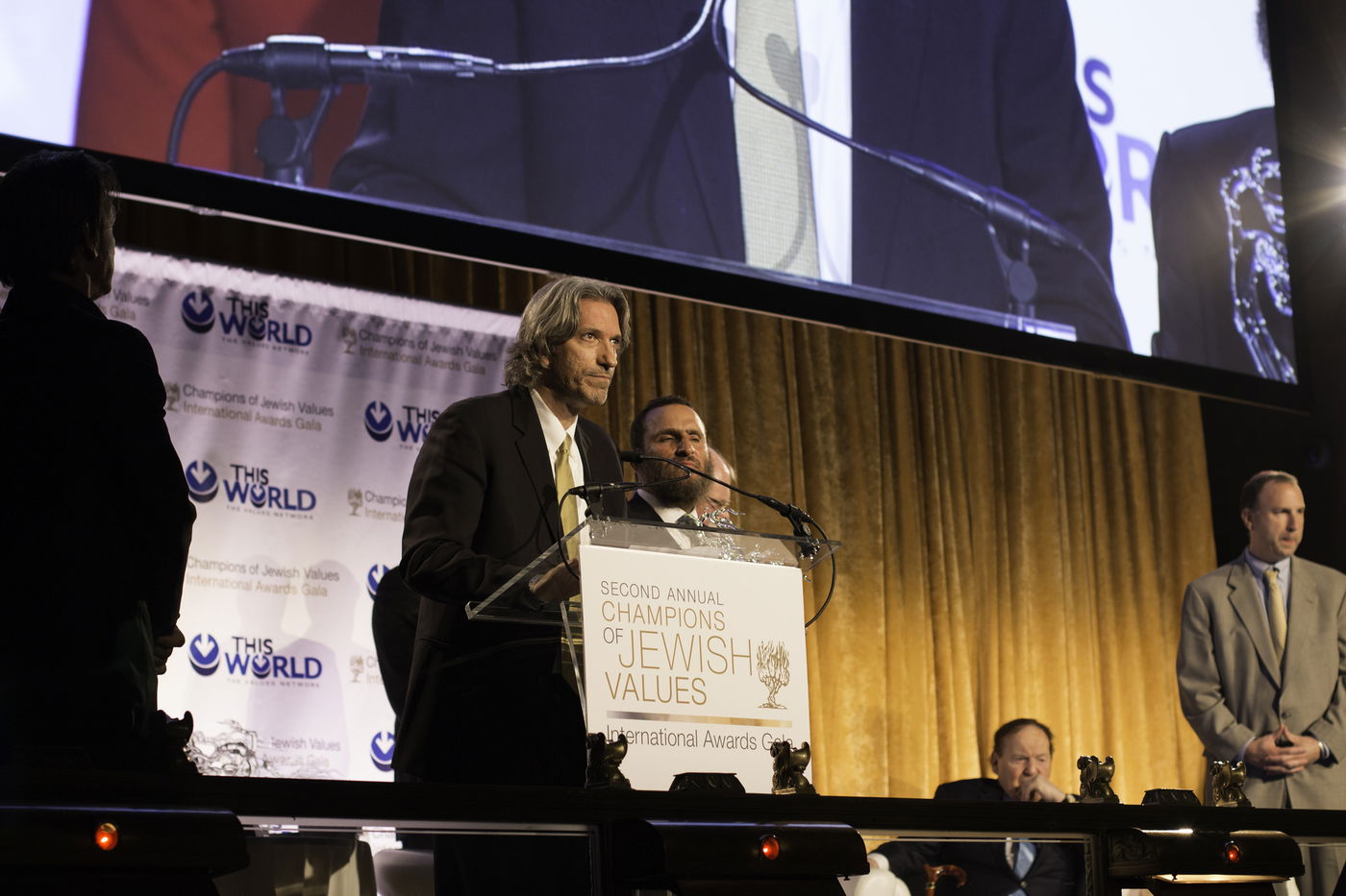 אסטרייכר חיבק את שון פן: "זה האיש שעזר לי לברוח"