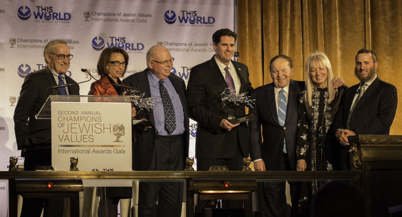 אסטרייכר חיבק את שון פן: "זה האיש שעזר לי לברוח"