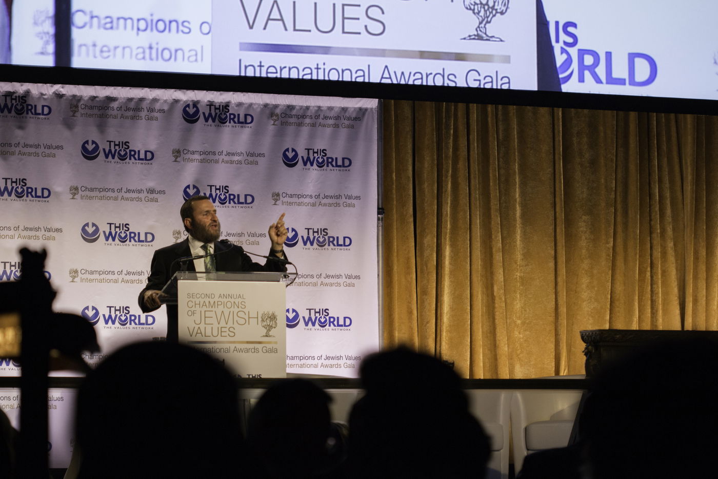 אסטרייכר חיבק את שון פן: "זה האיש שעזר לי לברוח"