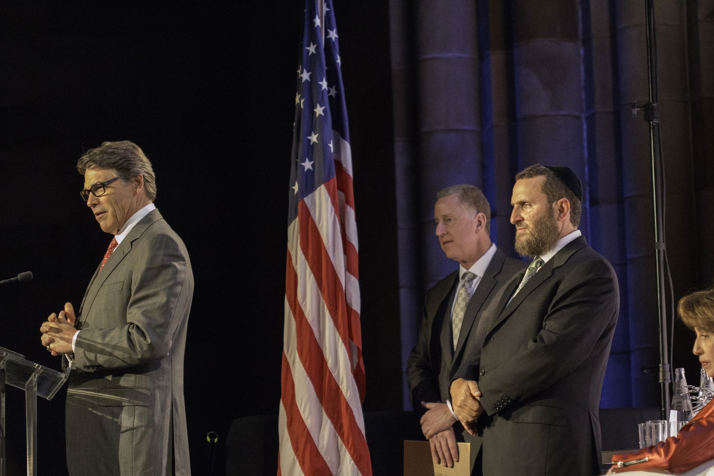 אסטרייכר חיבק את שון פן: "זה האיש שעזר לי לברוח"