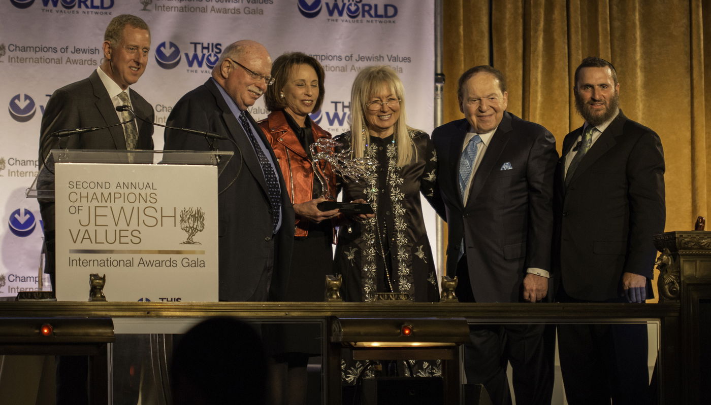 אסטרייכר חיבק את שון פן: "זה האיש שעזר לי לברוח"