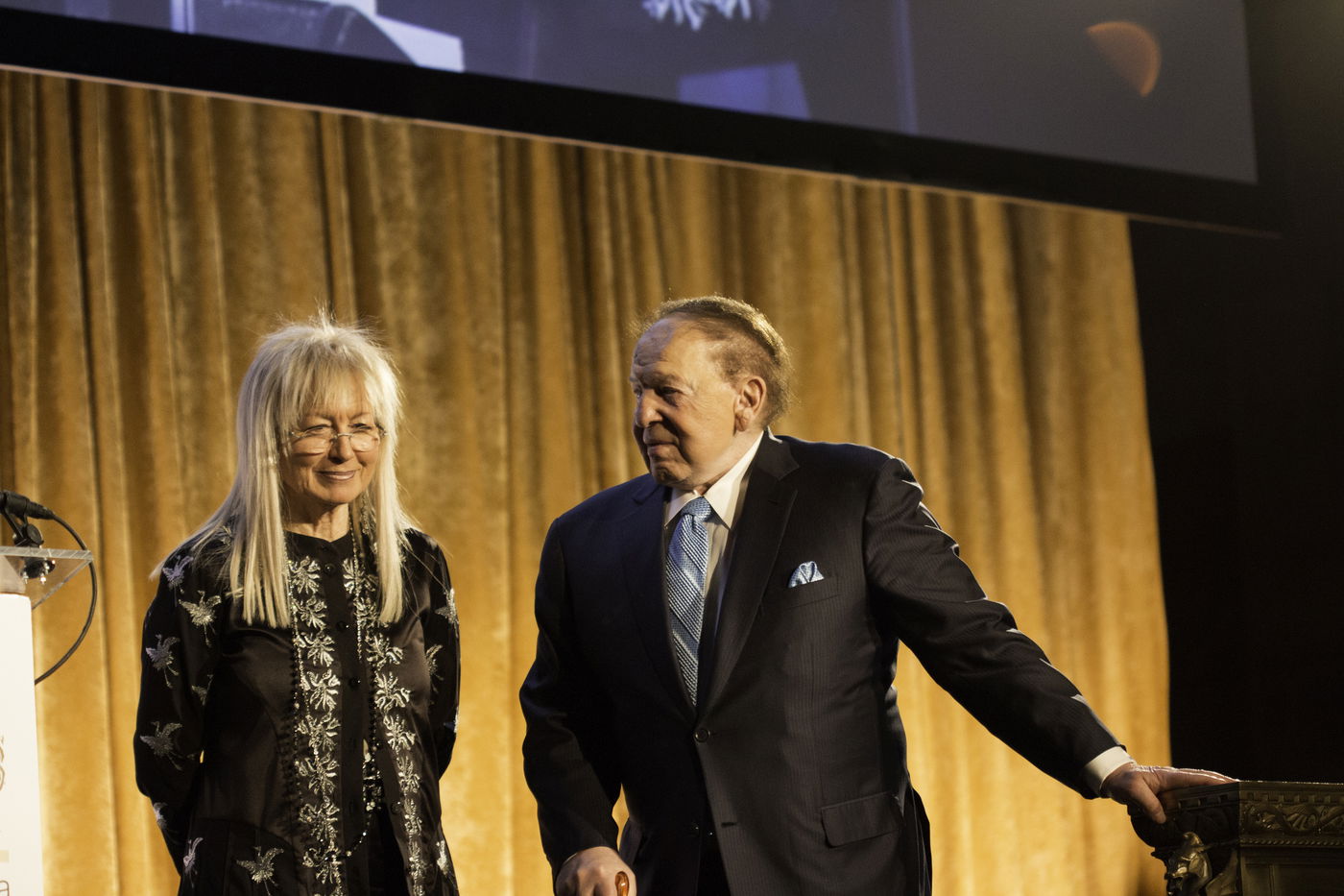 אסטרייכר חיבק את שון פן: "זה האיש שעזר לי לברוח"