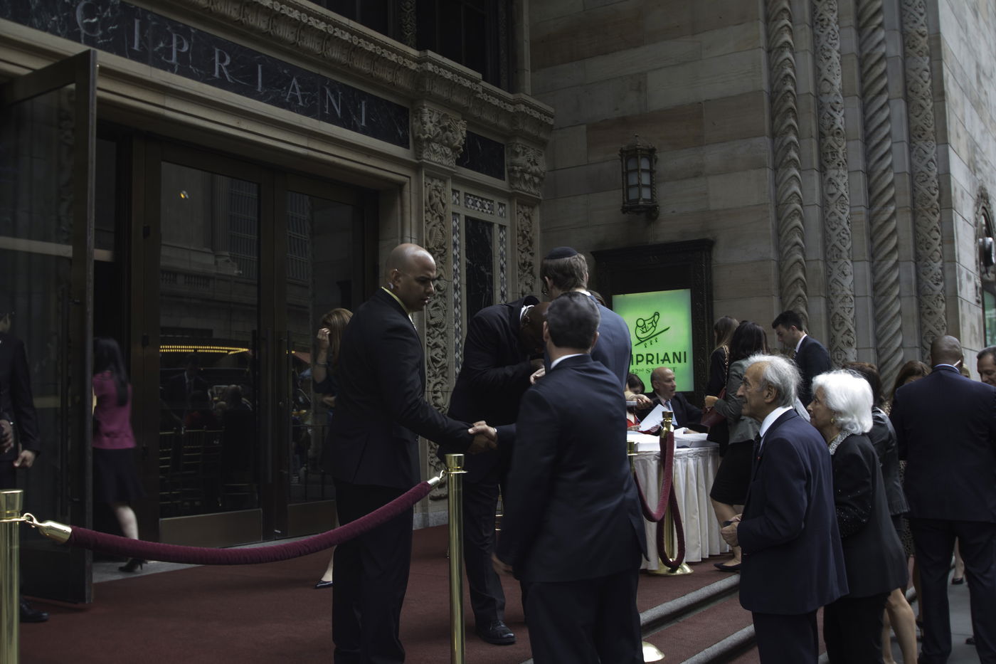 אסטרייכר חיבק את שון פן: "זה האיש שעזר לי לברוח"