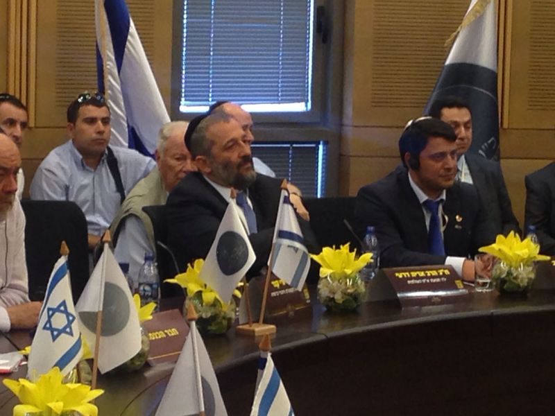 הקרע בשיאו: אביגדור ליברמן סירב לשבת ליד אריה דרעי