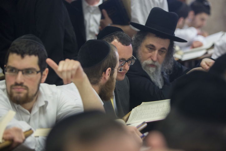 שגריר בריטניה מתיו גולד ביקר בישיבת מיר • תמונות