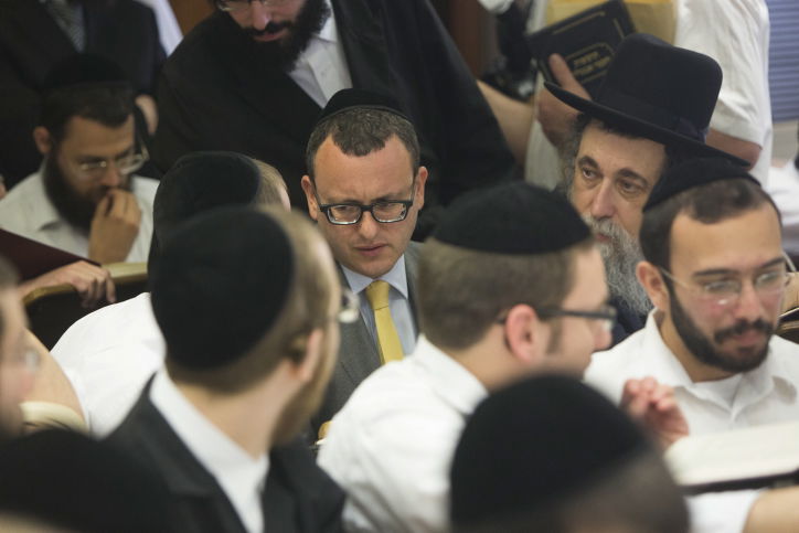 שגריר בריטניה מתיו גולד ביקר בישיבת מיר • תמונות