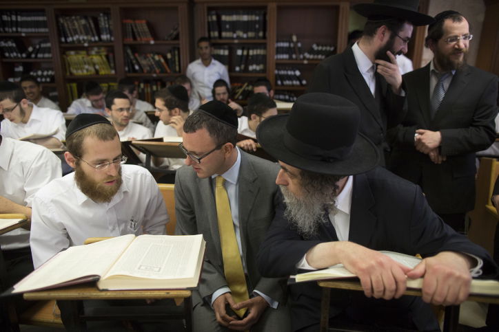 שגריר בריטניה מתיו גולד ביקר בישיבת מיר • תמונות