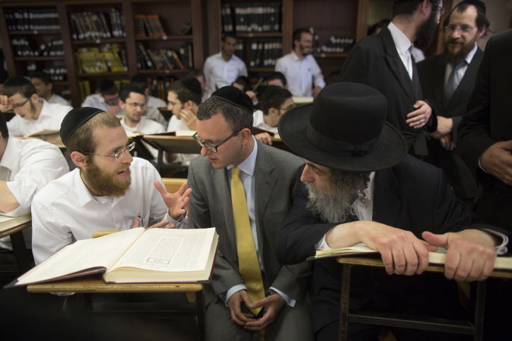 שגריר בריטניה מתיו גולד ביקר בישיבת מיר • תמונות