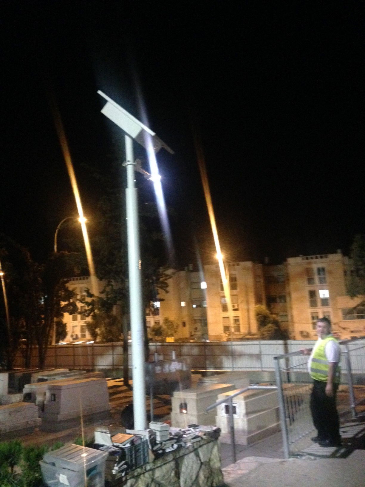 ניצחון למפגינים: תאורה הותקנה בציון מרן הרב עובדיה יוסף זצוק"ל