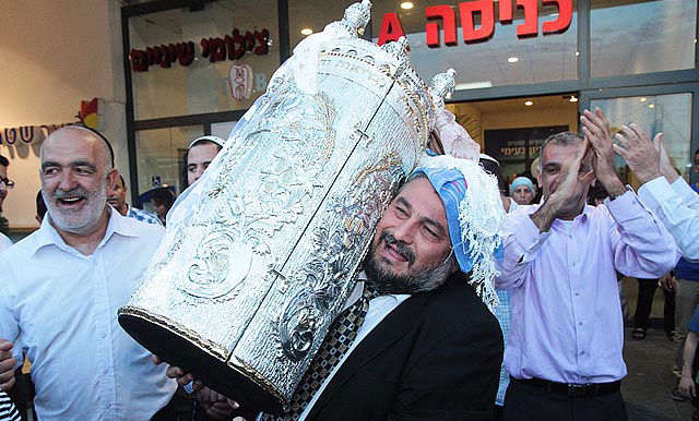 גלריה: הכנסת ספר תורה לבית הכנסת בעיריית בית שמש