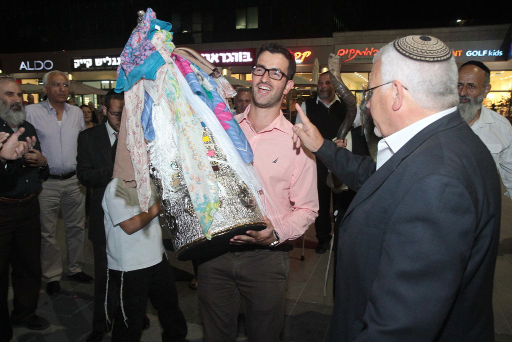 גלריה: הכנסת ספר תורה לבית הכנסת בעיריית בית שמש