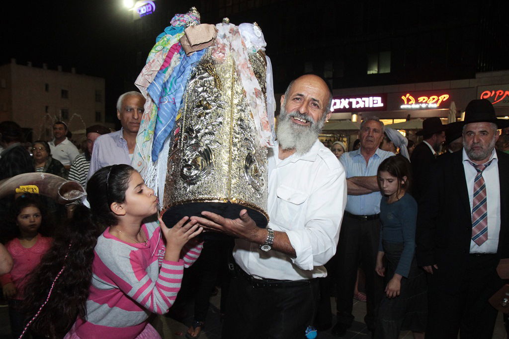 גלריה: הכנסת ספר תורה לבית הכנסת בעיריית בית שמש