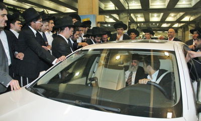 הראשל"צ הגאון רבי יצחק יוסף חזר לארץ וזכה לקבלת פנים • צפו