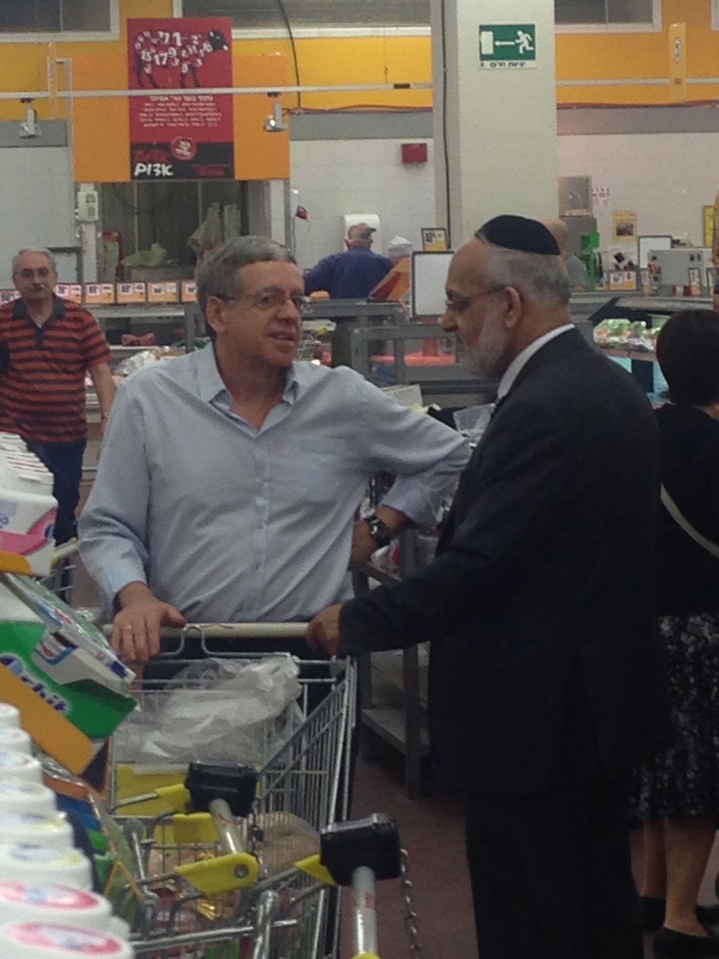 תיעוד: משולם נהרי פגש את מני מזוז בסופר