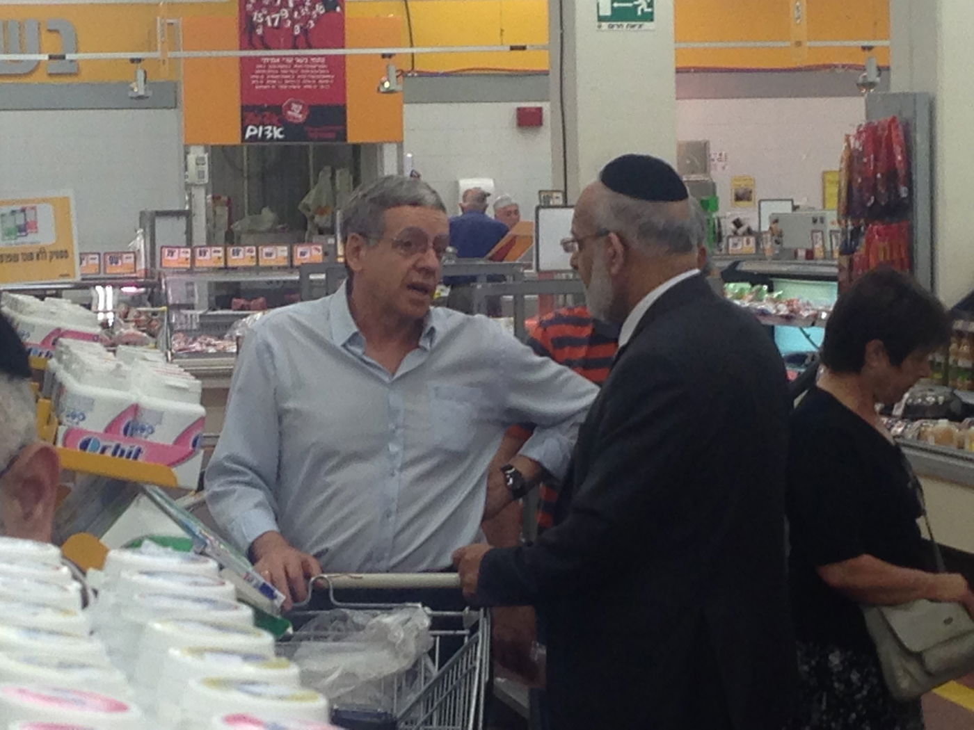 תיעוד: משולם נהרי פגש את מני מזוז בסופר