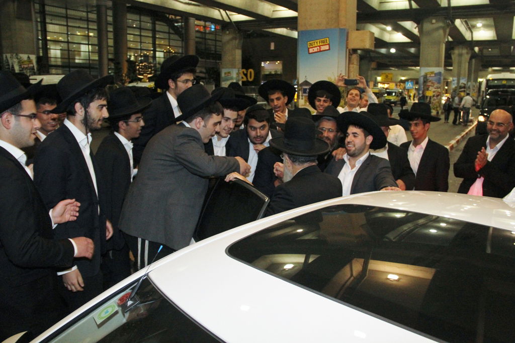 הראשל"צ הגאון רבי יצחק יוסף חזר לארץ וזכה לקבלת פנים • צפו