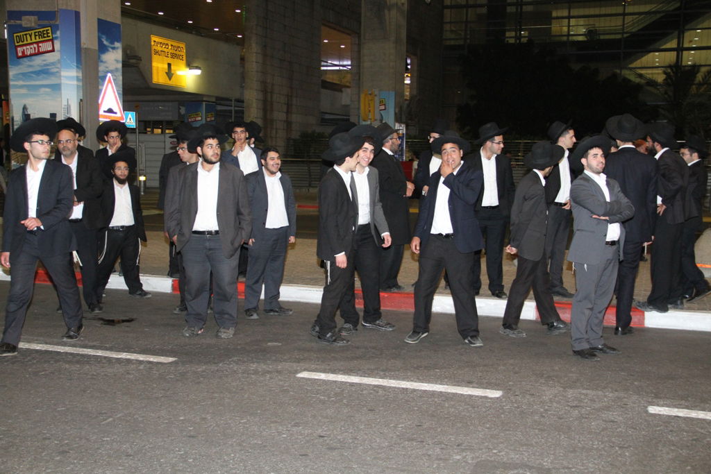 הראשל"צ הגאון רבי יצחק יוסף חזר לארץ וזכה לקבלת פנים • צפו