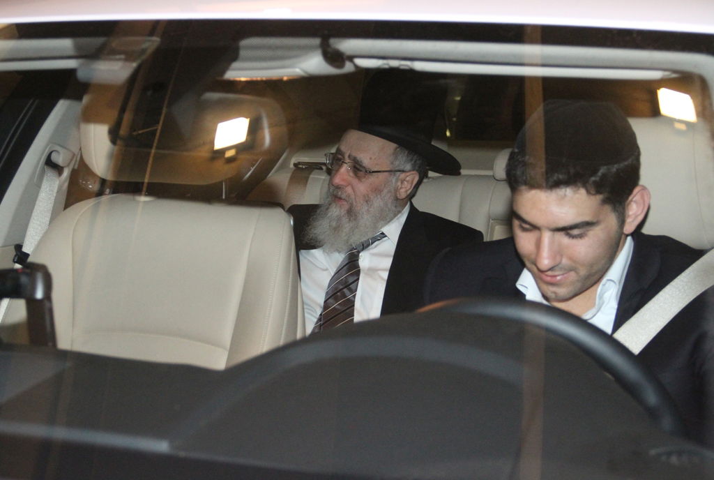 הראשל"צ הגאון רבי יצחק יוסף חזר לארץ וזכה לקבלת פנים • צפו