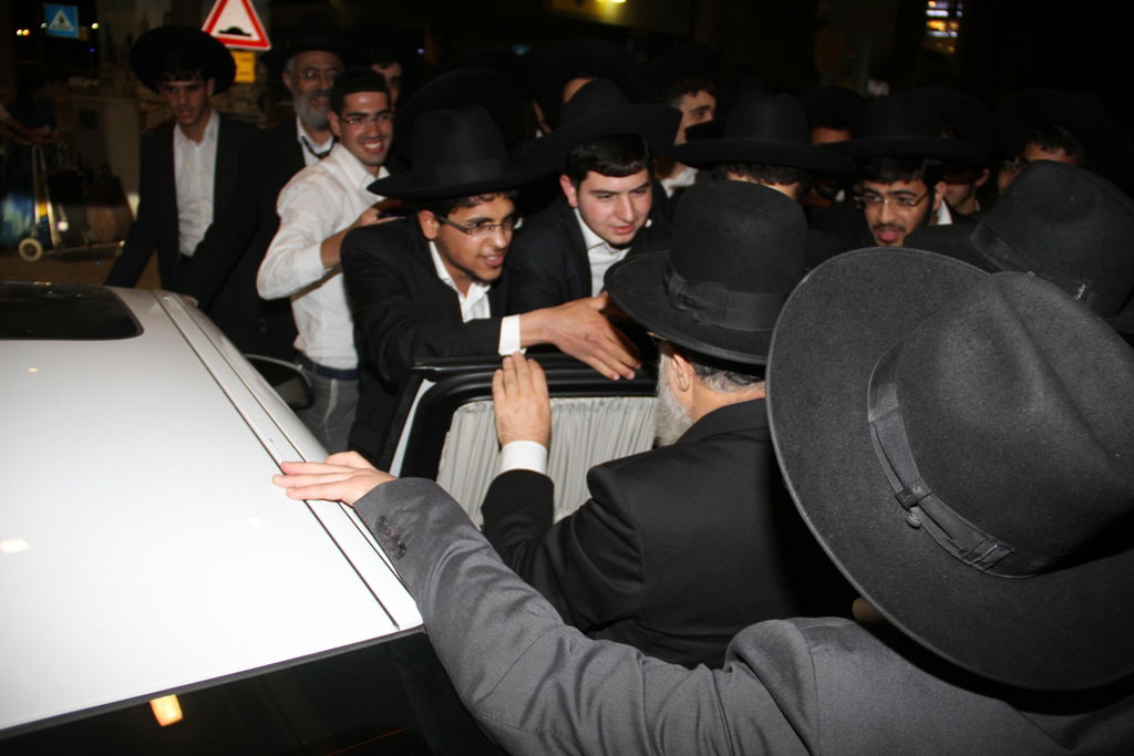 הראשל"צ הגאון רבי יצחק יוסף חזר לארץ וזכה לקבלת פנים • צפו