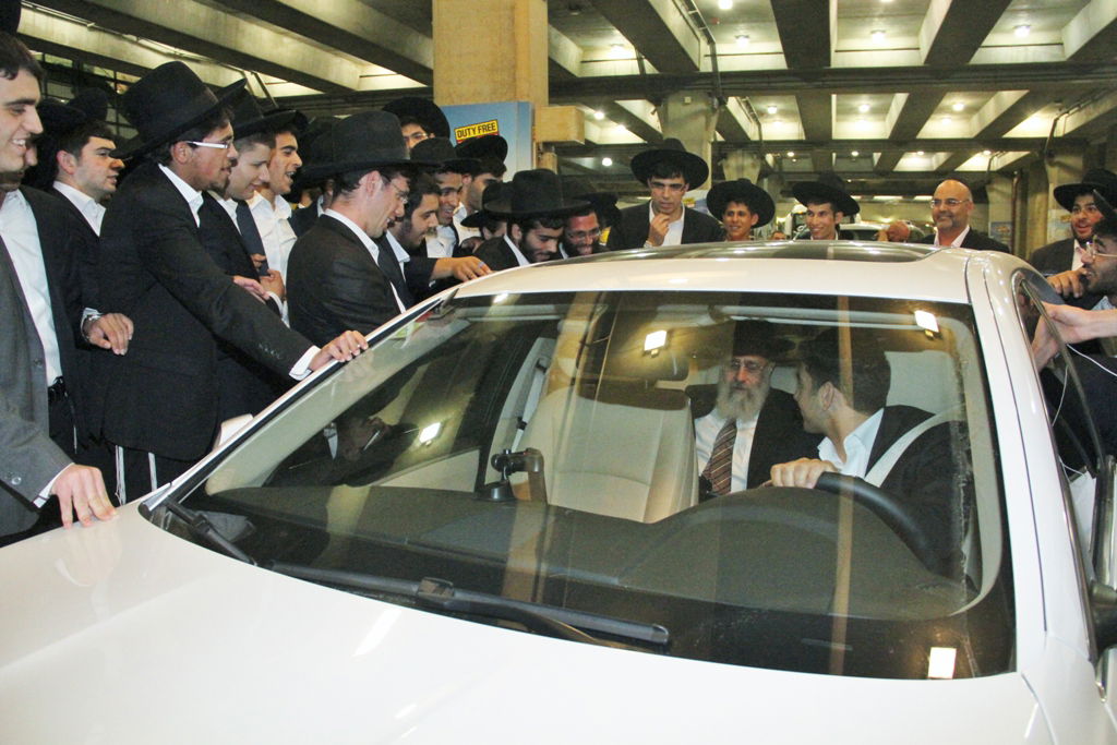 הראשל"צ הגאון רבי יצחק יוסף חזר לארץ וזכה לקבלת פנים • צפו