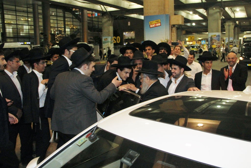 הראשל"צ הגאון רבי יצחק יוסף חזר לארץ וזכה לקבלת פנים • צפו