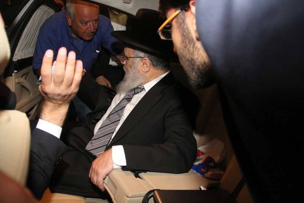 הראשל"צ הגאון רבי יצחק יוסף חזר לארץ וזכה לקבלת פנים • צפו
