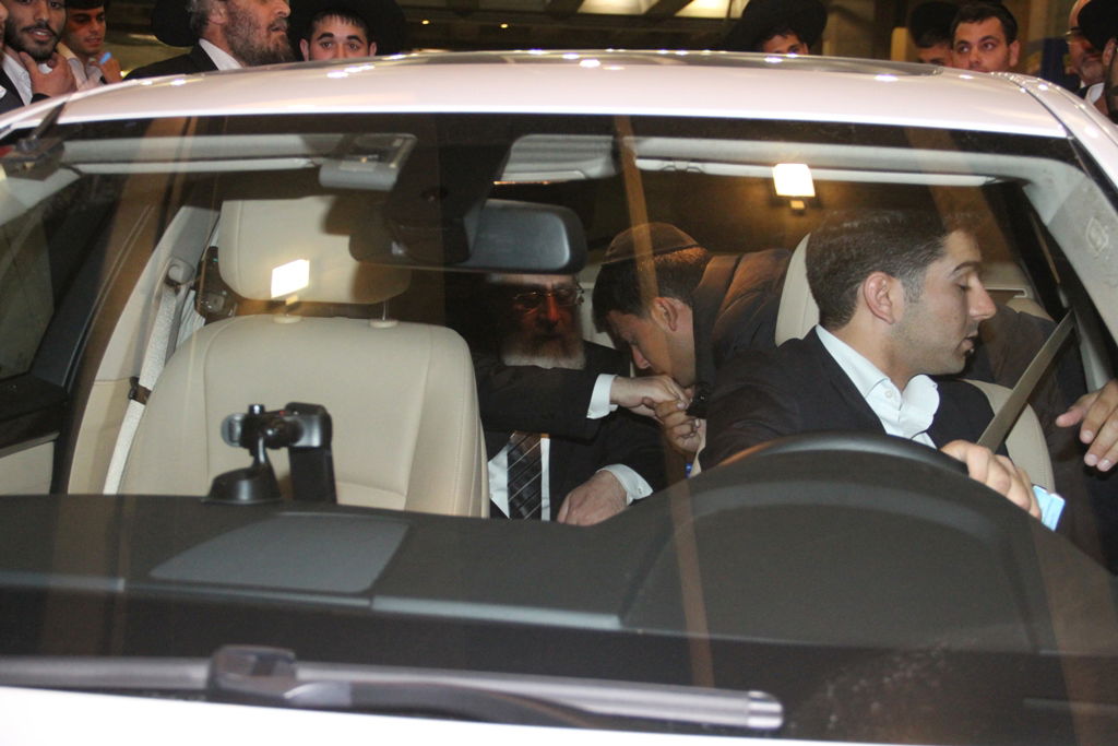 הראשל"צ הגאון רבי יצחק יוסף חזר לארץ וזכה לקבלת פנים • צפו