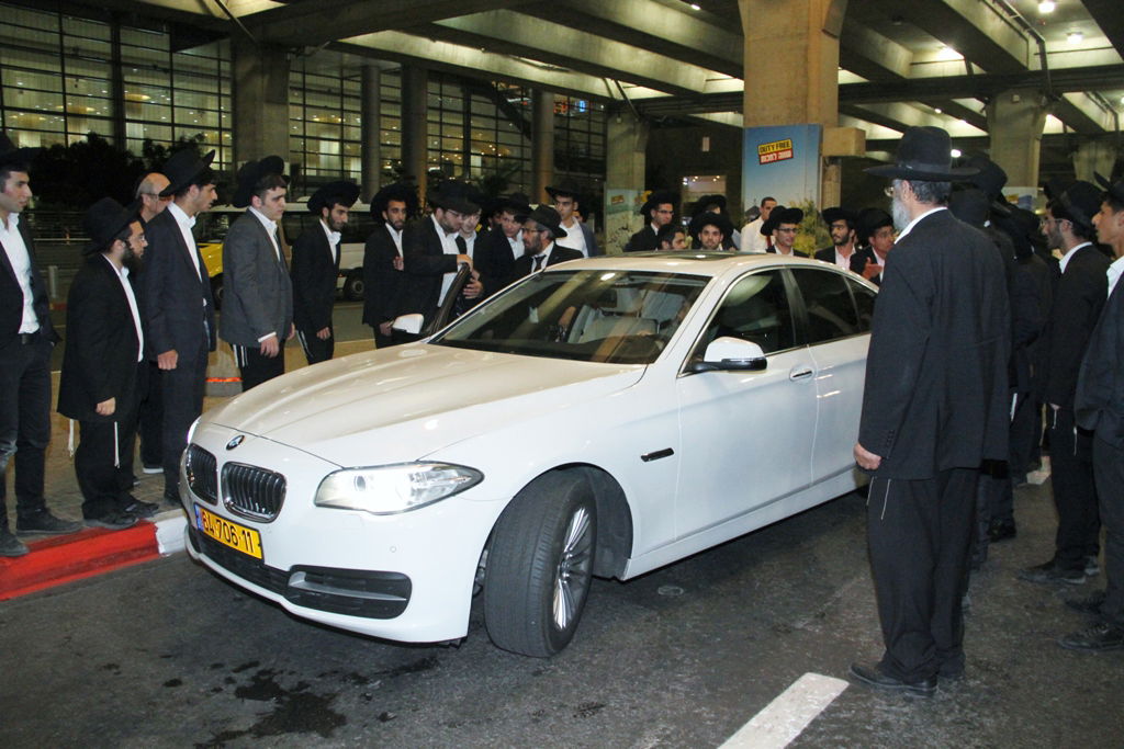 הראשל"צ הגאון רבי יצחק יוסף חזר לארץ וזכה לקבלת פנים • צפו