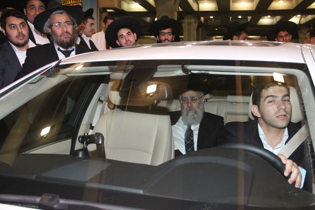 הראשל"צ הגאון רבי יצחק יוסף חזר לארץ וזכה לקבלת פנים • צפו