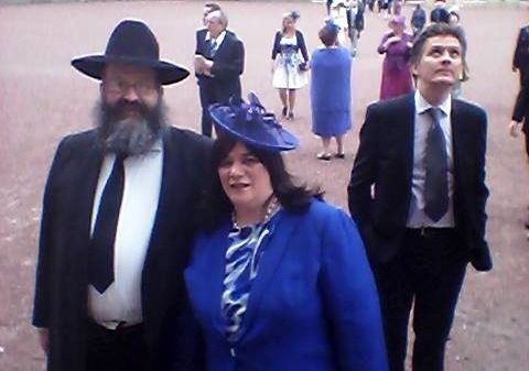 מלכת אנגליה הזמינה רב חרדי ורעייתו ל'מסיבת גן'