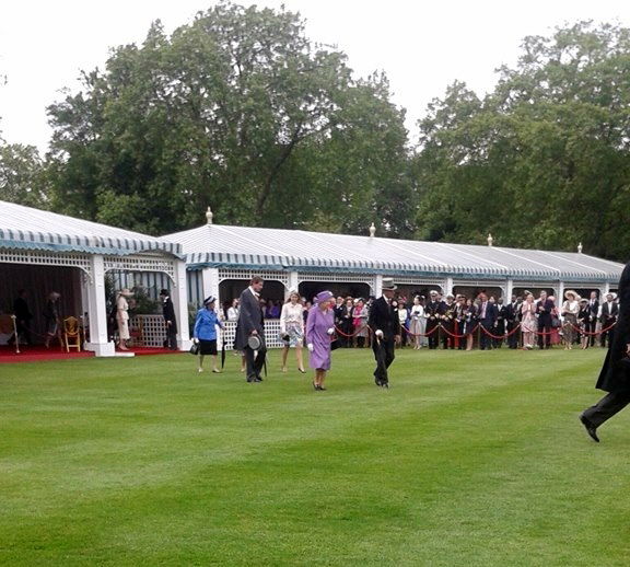 מלכת אנגליה הזמינה רב חרדי ורעייתו ל'מסיבת גן'