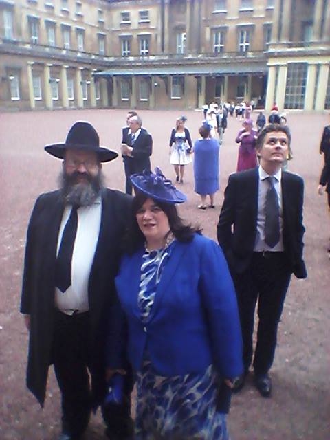 מלכת אנגליה הזמינה רב חרדי ורעייתו ל'מסיבת גן'