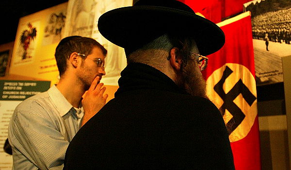 חרדים לצד צלב קרס