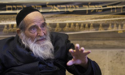 אביו של ראש הישיבה - מיסד ישיבת התפוצות - הרב מרדכי גולדשטיין על רקע קבר דוד