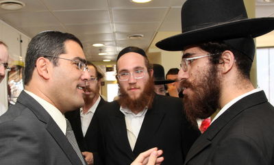 שר שלום ג'רבי עם מתנדבים חרדים