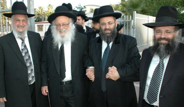 הרב גאגולאשווילי לצד הגרב"ד פוברסקי. מזוהה עם הפלג הליטאי בעדה