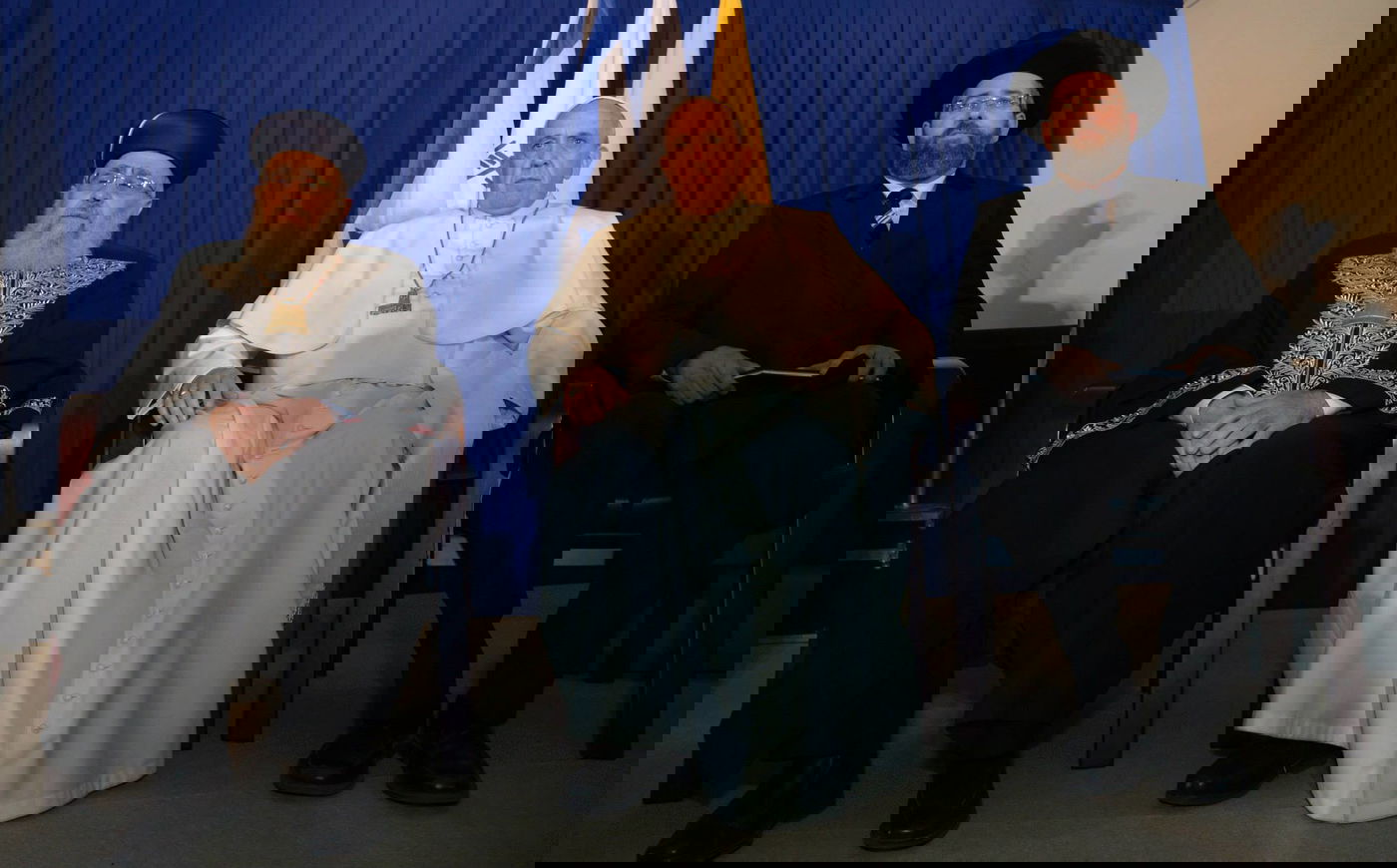 הגאון רבי יצחק יוסף לצד האפיפיור