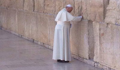 האפיפיור מטמין פתק בכותל, הבוקר