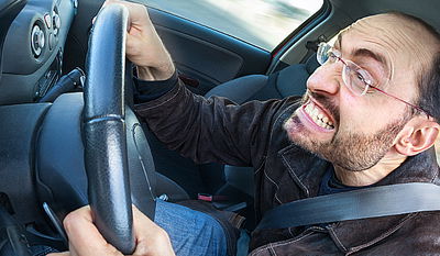 לא יאומן: נהג מתנגח ברכב משטרה רוסי