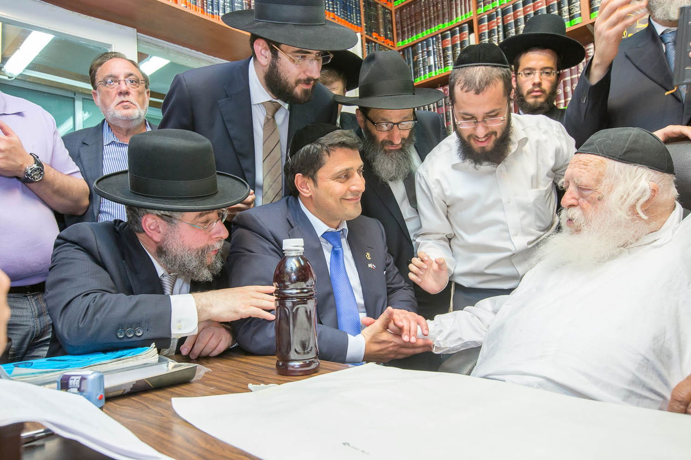 תמונות: ספר תורה יוכנס למעונו של הגר"ח קנייבסקי