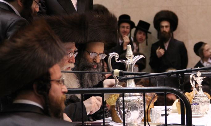 גלריה: הרבי מפשעווארסק ערך טיש מלווה מלכה במונסי
