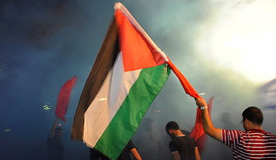 צפו בוידאו: חרדי שורף דגל פלסטיני במאה שערים