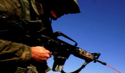 חייל צה"ל יורה לכיוון פלסטינים. אילוסטרציה