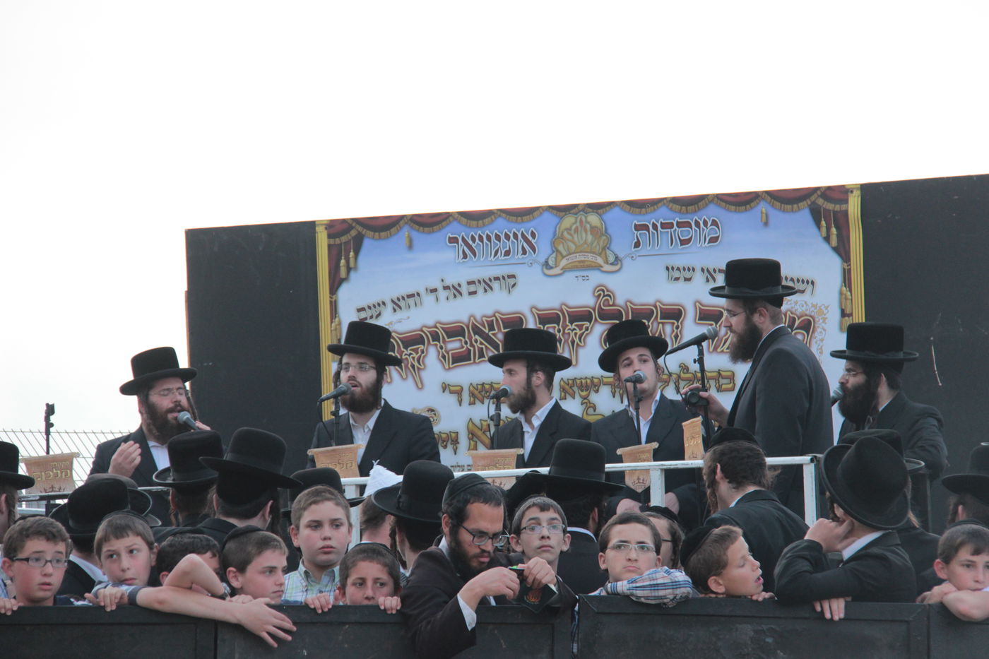 אלפים חגגו בהילולת שמואל הנביא • גלריה