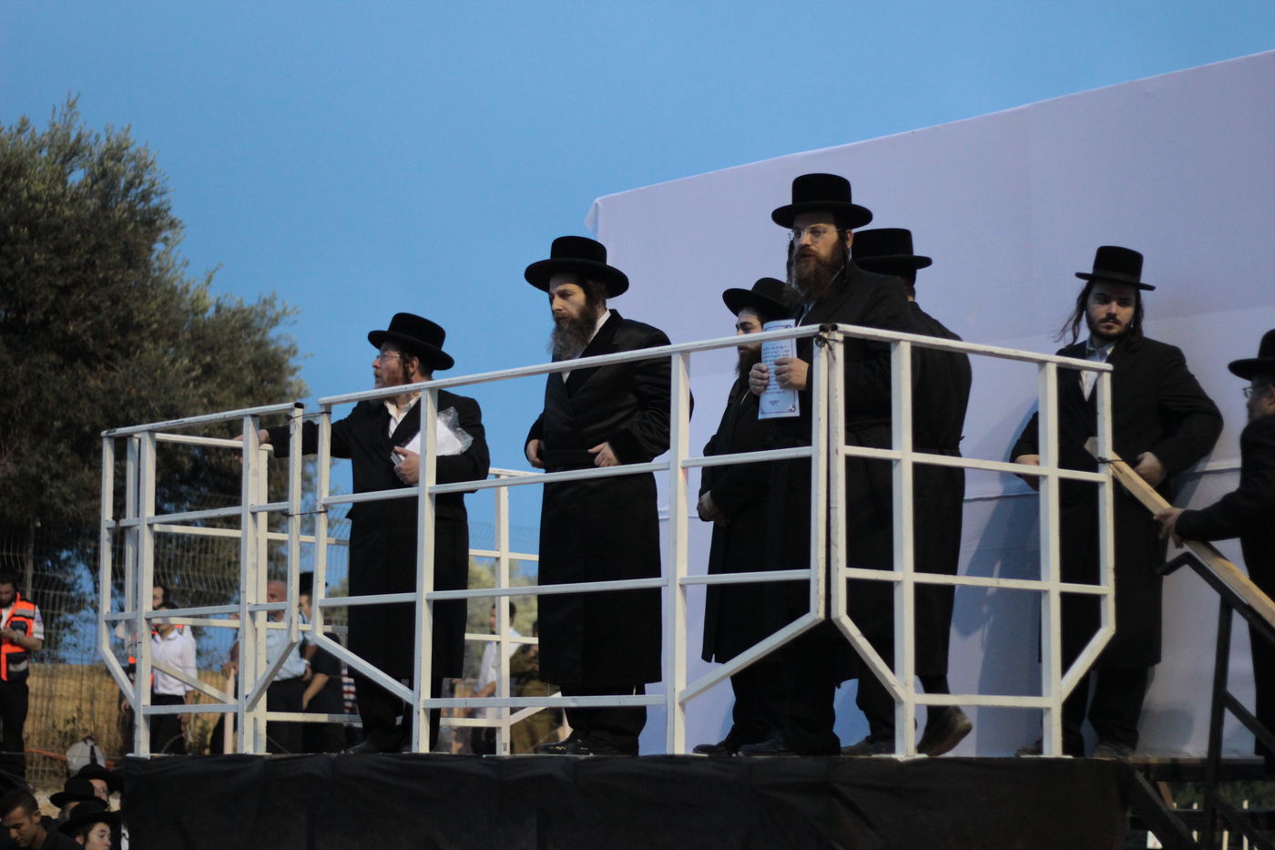 אלפים חגגו בהילולת שמואל הנביא • גלריה