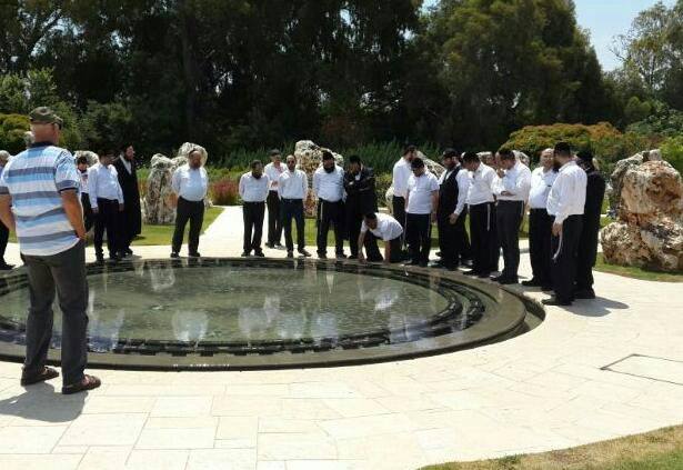 אנשי התקשורת והאלוף במיל. דורון רובין באנדרטה