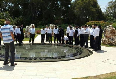 אנשי התקשורת והאלוף במיל. דורון רובין באנדרטה